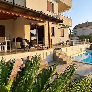Luxury Near The With Private Pool -exclusive Use Apartment